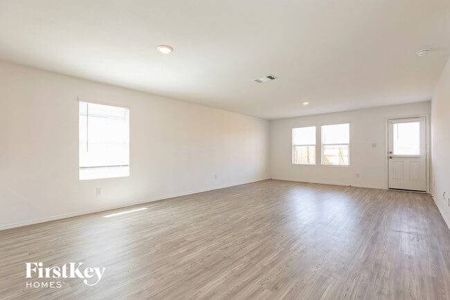 Building Photo - 10714 Vinateros Dr