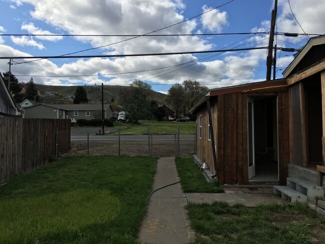 Building Photo - 3 Bedroom 1 Bath Home | The Dalles, OR