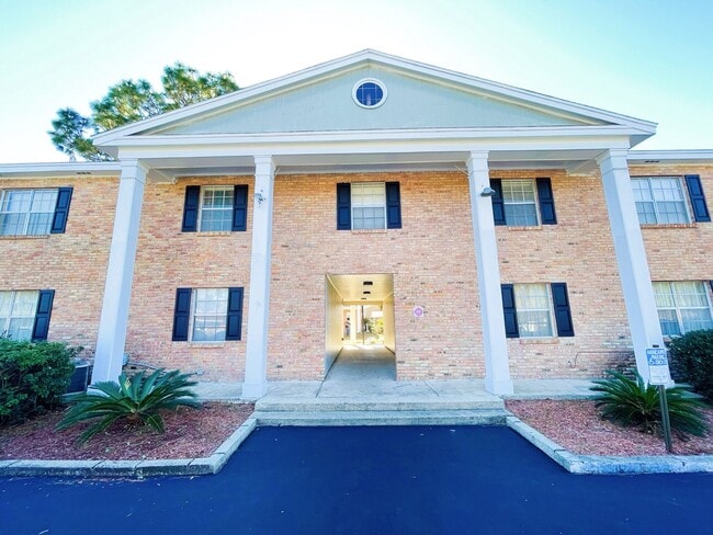 Building Photo - Colony House