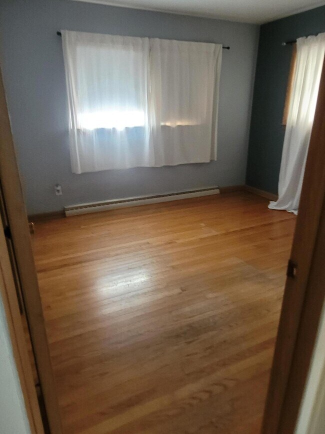 5425 W Cold Spring Rd, Greenfield, WI 53220 House Rental in