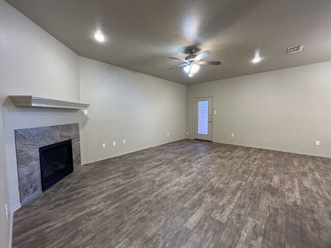 Foto del edificio - Beautiful Townhome Located Near Texas Tech Campus!