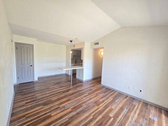 Building Photo - Upgraded 1-Bedroom Condo Near ASU with Pool Views