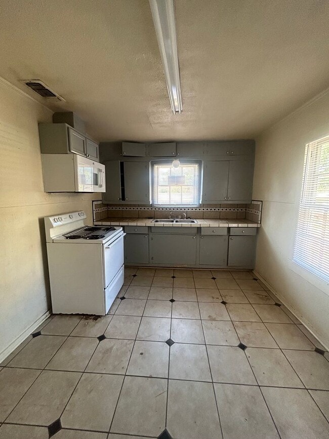 Building Photo - 612 Madison St