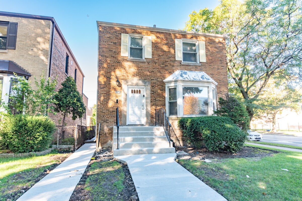 6758 N Artesian Ave, Chicago, IL 60645 House Rental in Chicago, IL