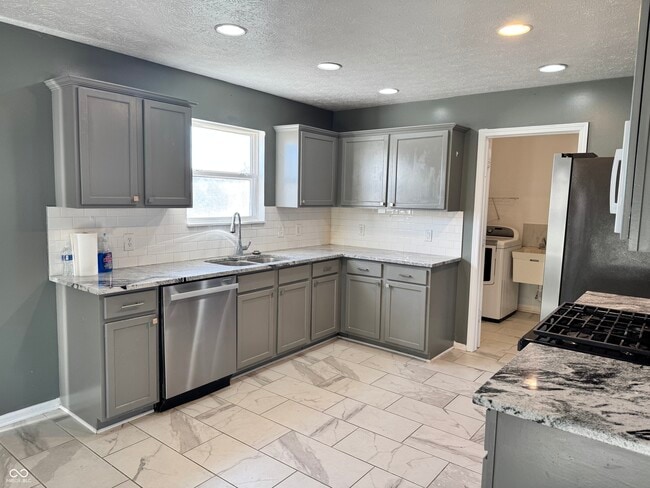 Building Photo - 3658 Pickwick Cir