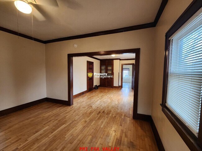 Building Photo - 2 Bedroom with HUGE fenced in yard