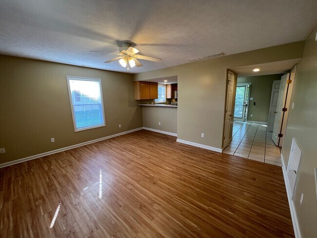 Foto del edificio - Available July 2026;  Monthly rent $1,750