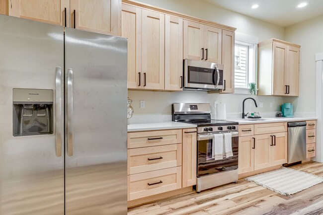 Building Photo - 275 Monmouth St