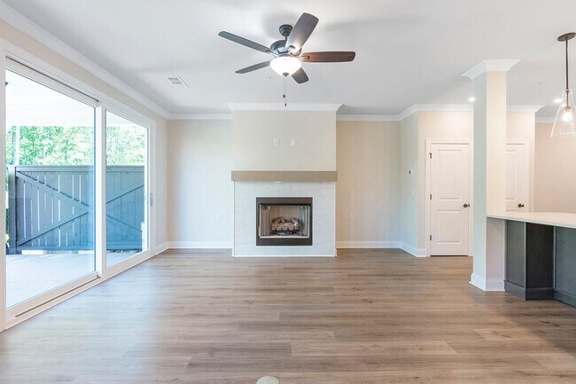 Foto del edificio - Downtown Alpharetta Luxury Townhome