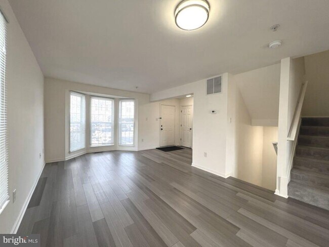 Foto del edificio - Beautiful and immaculate 3bd 2/2bth end of group townhome in Odenton