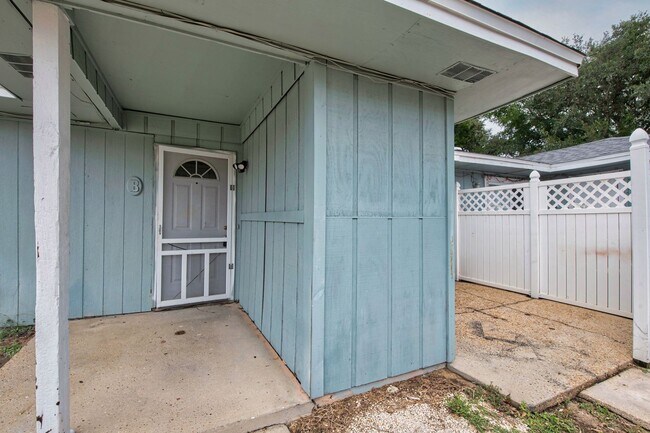 Building Photo - 3353 Greenbriar Circle, Unit B