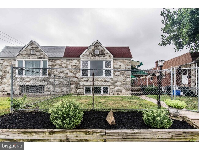 Building Photo - 8849 Blue Grass Rd