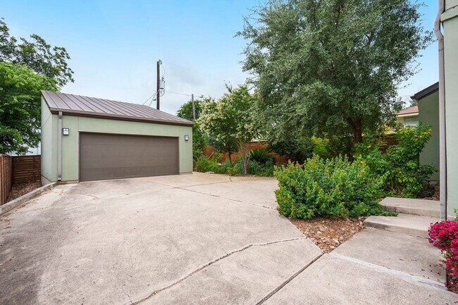 Foto del edificio - Contemporary Home in Woodlawn Terrace