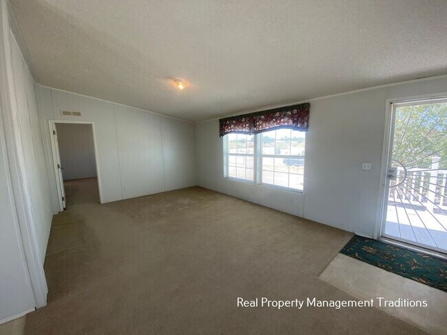 Foto del edificio - 4 + 2 in Littlerock, CA on 2.5 acres!!!