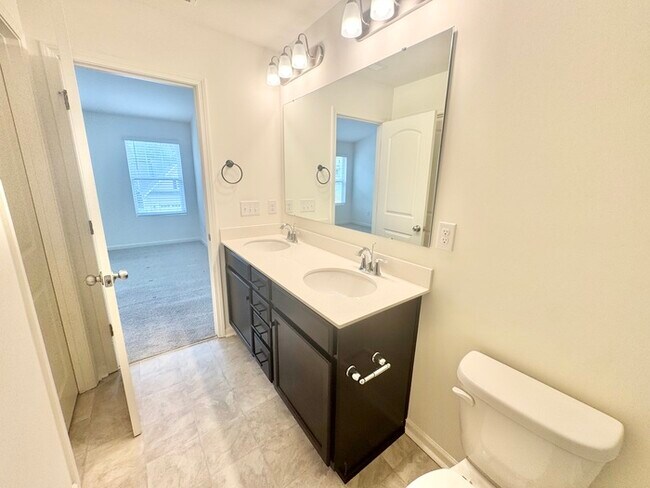 Foto del edificio - Cover front porch, two bedroom 2 1/2 bath ...