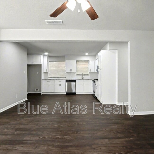 Foto del edificio - 1613 Continental Dr