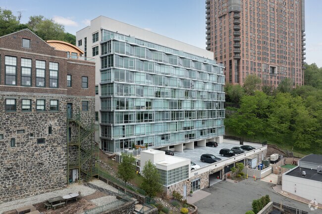 Foto del edificio - 100 Thompson Ln