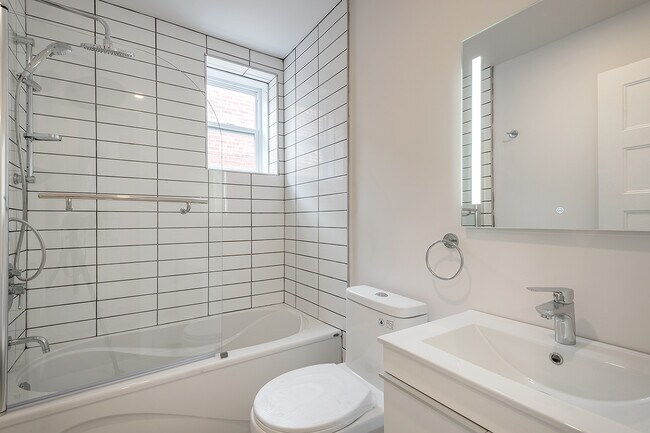 Building Photo - 5915 Décarie