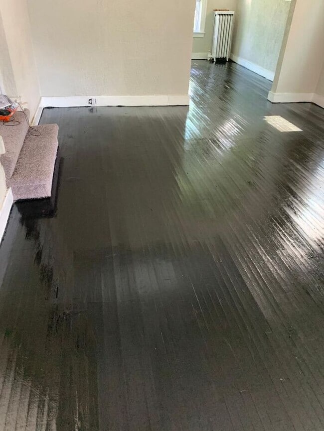 Building Photo - Large 4 bedroom Colonial- Section 8 Accepted- NO DEPOSIT SPECIAL