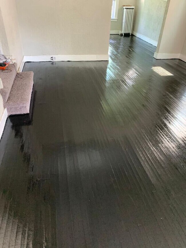 Foto del edificio - Large 4 bedroom Colonial- Section 8 Accepted- NO DEPOSIT SPECIAL