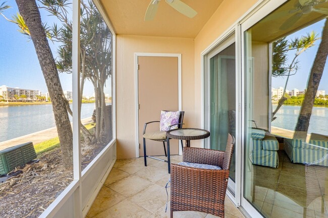 Building Photo - 7930 Sun Island Dr S
