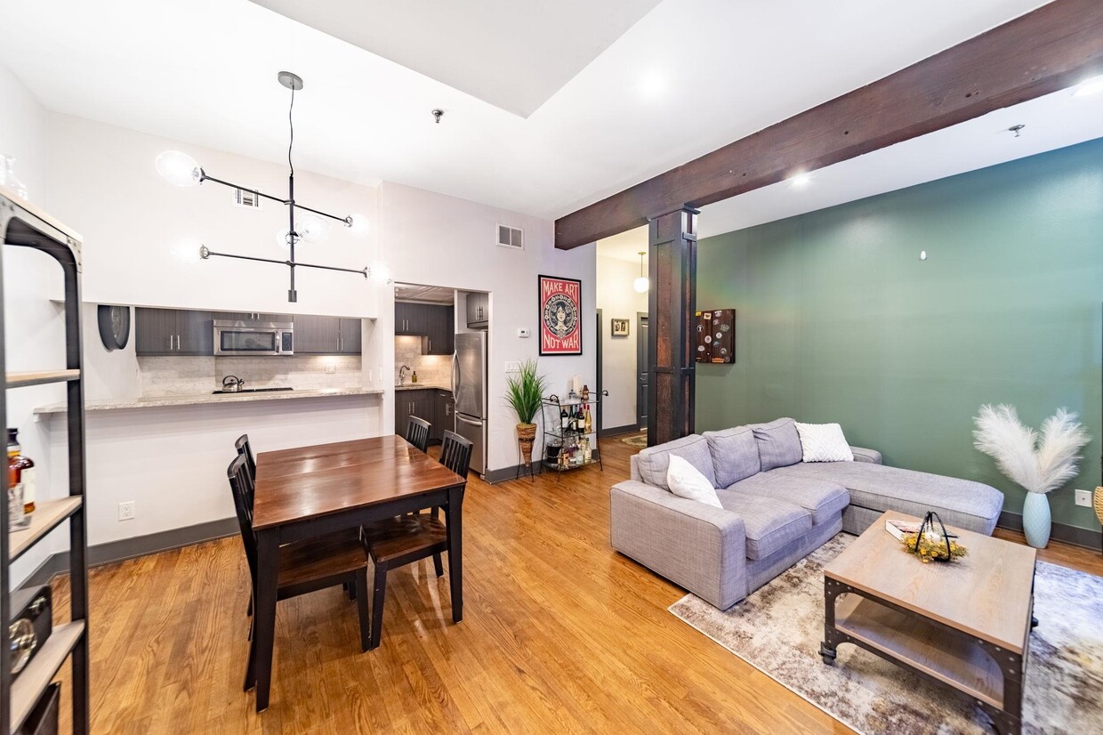 Foto principal - 227 Christopher Columbus Dr