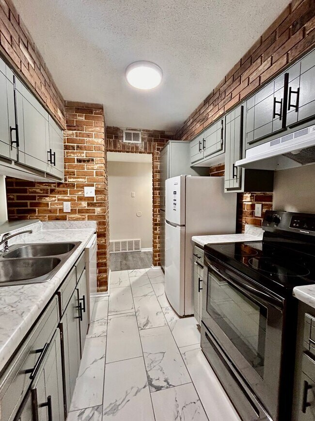Foto del edificio - Newly renovated condo in Hickory Hill