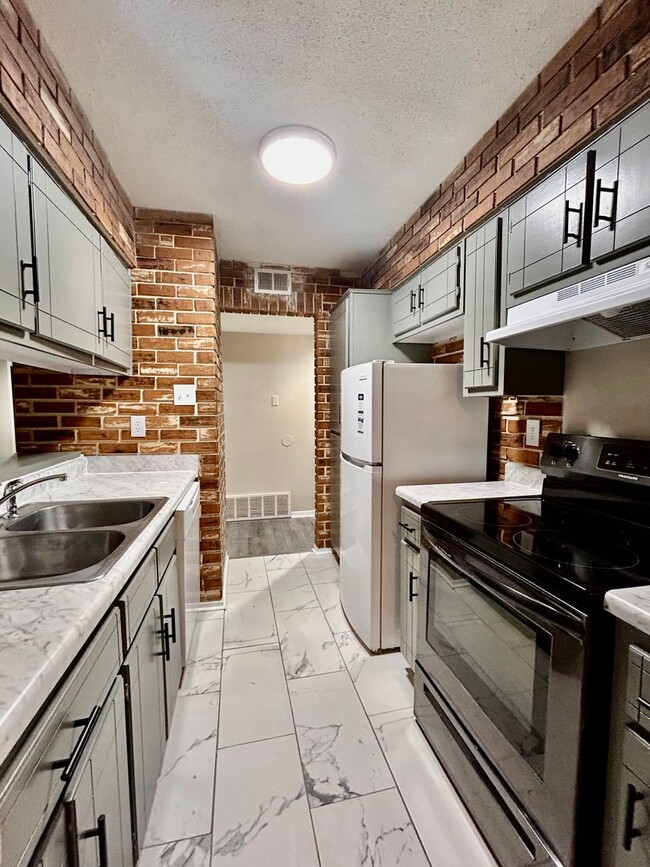 Building Photo - Newly renovated condo in Hickory Hill