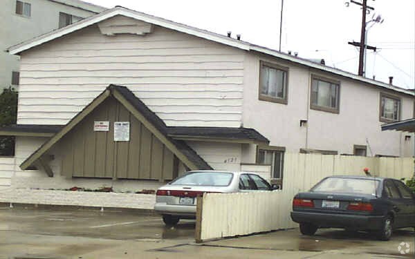 Building Photo - 4119-4123 Kansas St