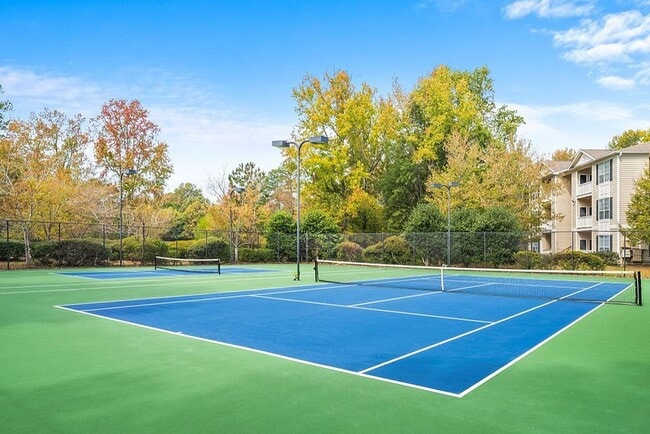 Canchas de tenis y pickleball en Lake St James Apartments en Conyers - Lake St. James