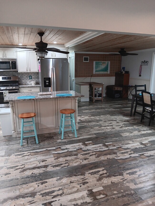 Building Photo - 920 S Silver Cir