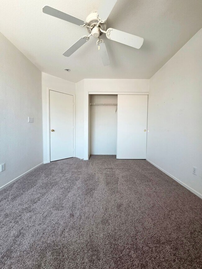 Foto del edificio - 3 Bedroom Home with New Carpet Upstairs & Spacious Backyard