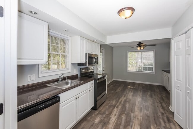 Building Photo - 211 River Song Rd