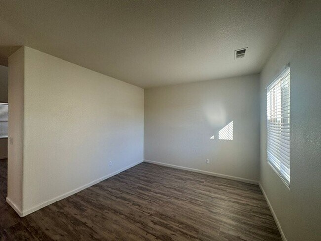 Foto del edificio - 4 Bedroom 3 Bath Two Story Home, New Flooring, New Interior Paint
