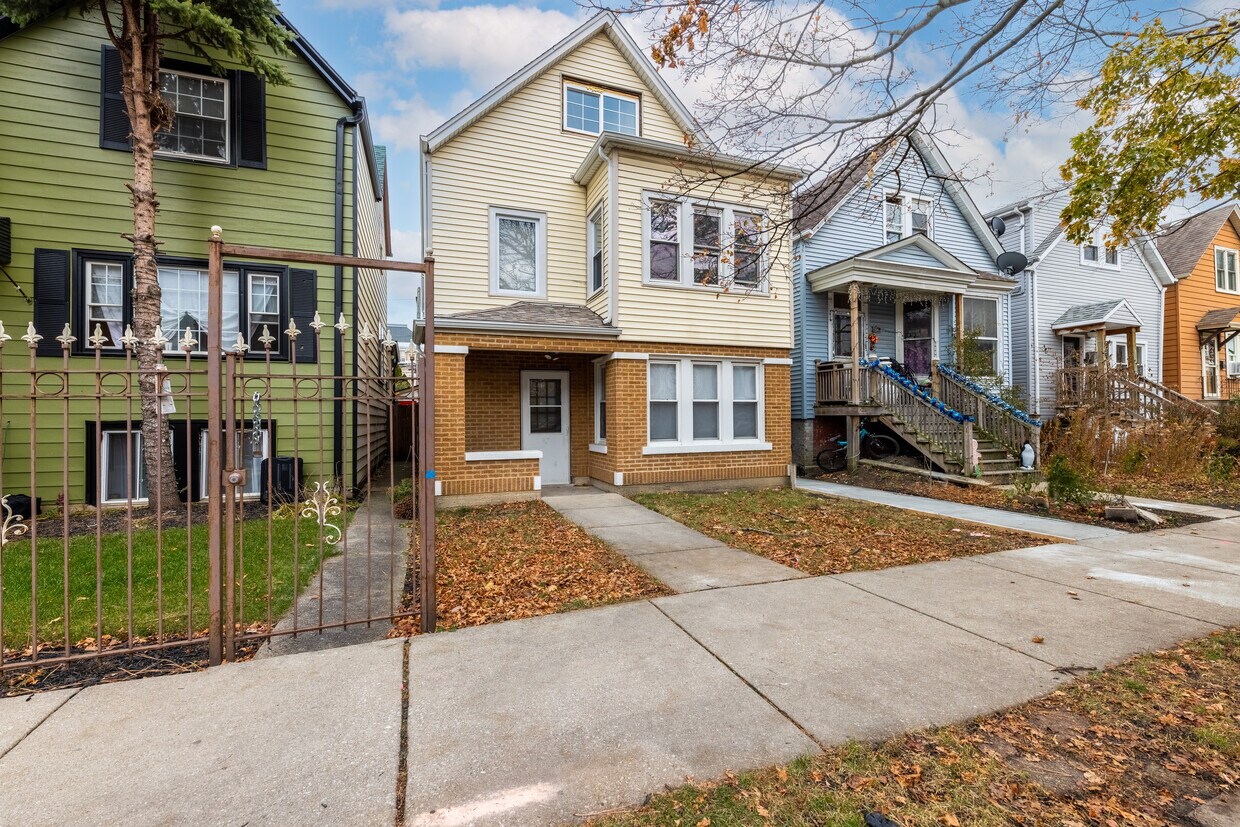 2645 N Ridgeway Ave Unit 2, Chicago, IL 60647 Apartments in Chicago