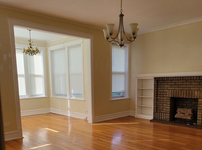 Building Photo - 2142 W Touhy Ave