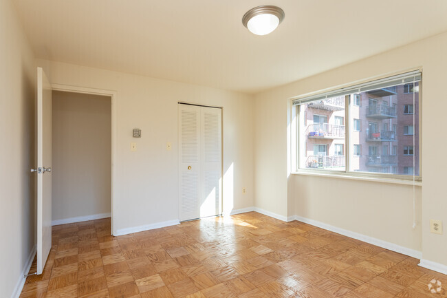 2BR, 2BA - 870 SF - Kensington House