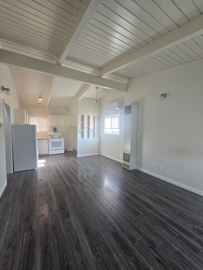 Foto del edificio - 2 bed / 1 bath Duplex