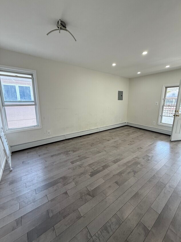 Foto principal - 2327 E 23rd St