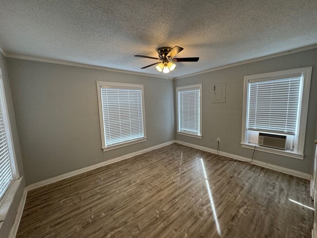 Foto del edificio - 2101 Mitchell Ave