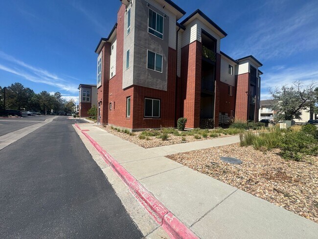 Foto del edificio - 14301 E Tennessee Ave