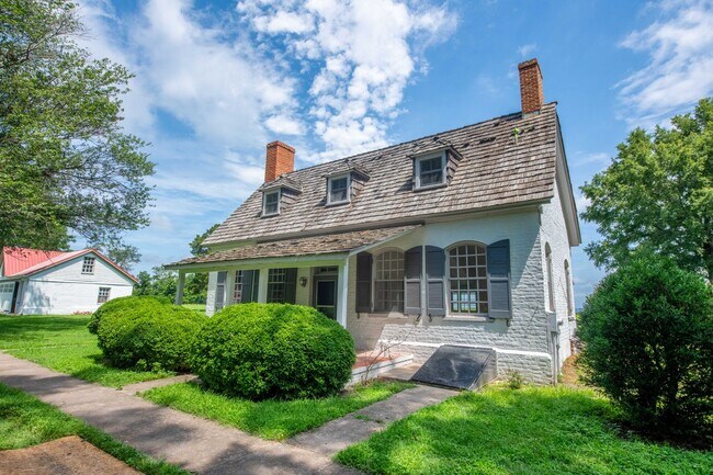Foto del edificio - UNIQUE OFFERING-HISTORIC CAPE COD ON URBAN...