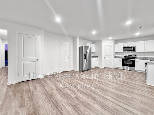 Building Photo - 195 Pine Needle Dr
