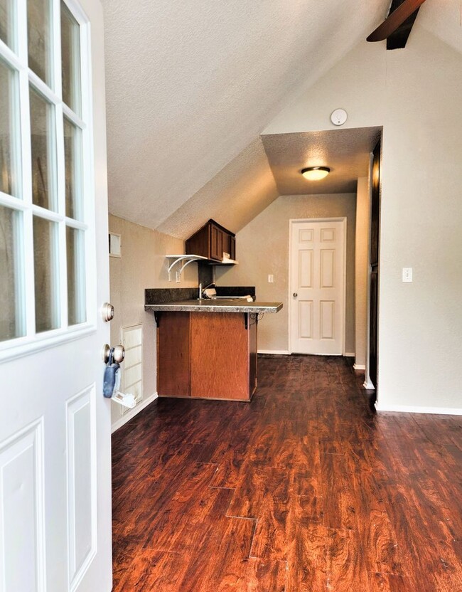 Foto del edificio - Lake Elsinore, 1 BR, 1 BA, Upstrs Apartmen...