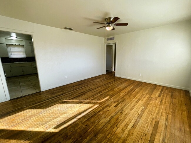 Building Photo - Spacious 3/1 Located Conveniently Close to Clapp Park & Texas Tech University!