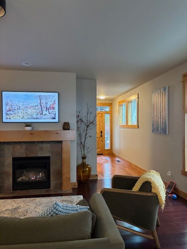 Building Photo - Seasonal Rental - Available August 16, 202...