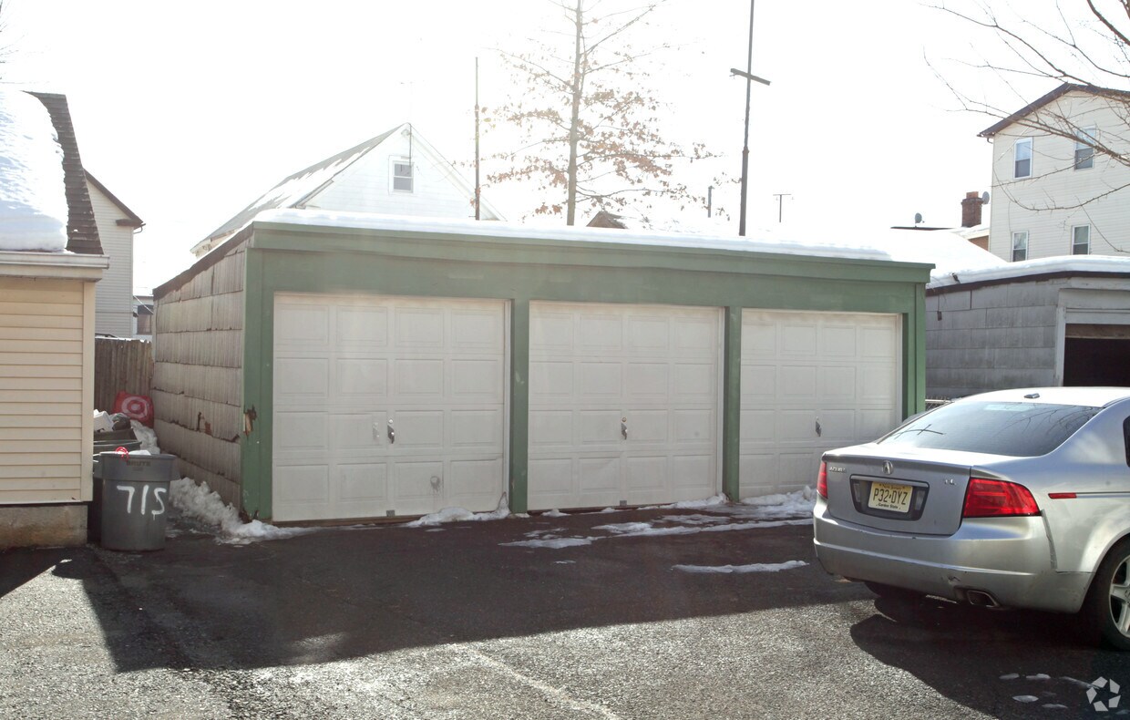Building Photo - 713 Van Buren Ave