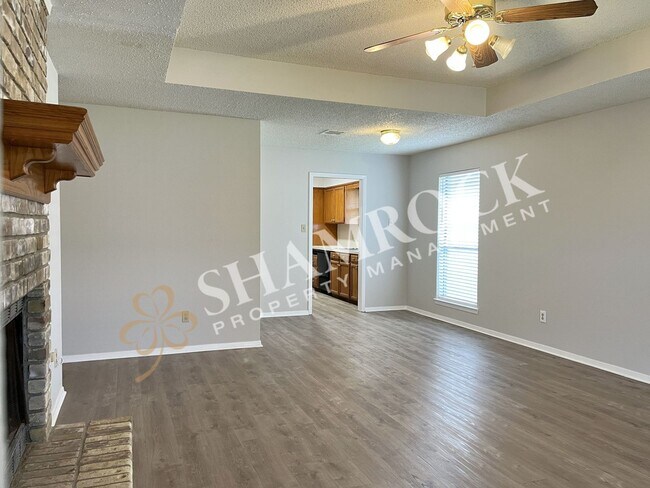 Building Photo - Midway Duplex