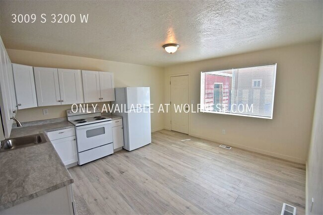 Building Photo - Remodeled 2 Bed West Valley Duplex!