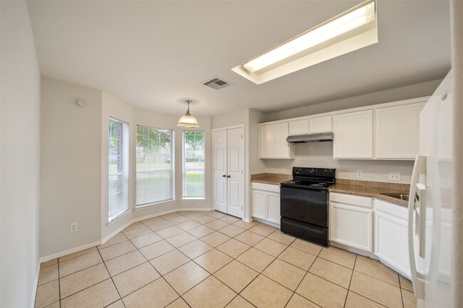Building Photo - 305 Golden Oak Dr
